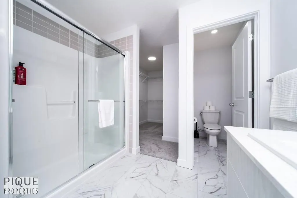 Urbanutopia*Luxury Home*King Bed*Patio/Bbq*Sleep16 Edmonton Holiday home